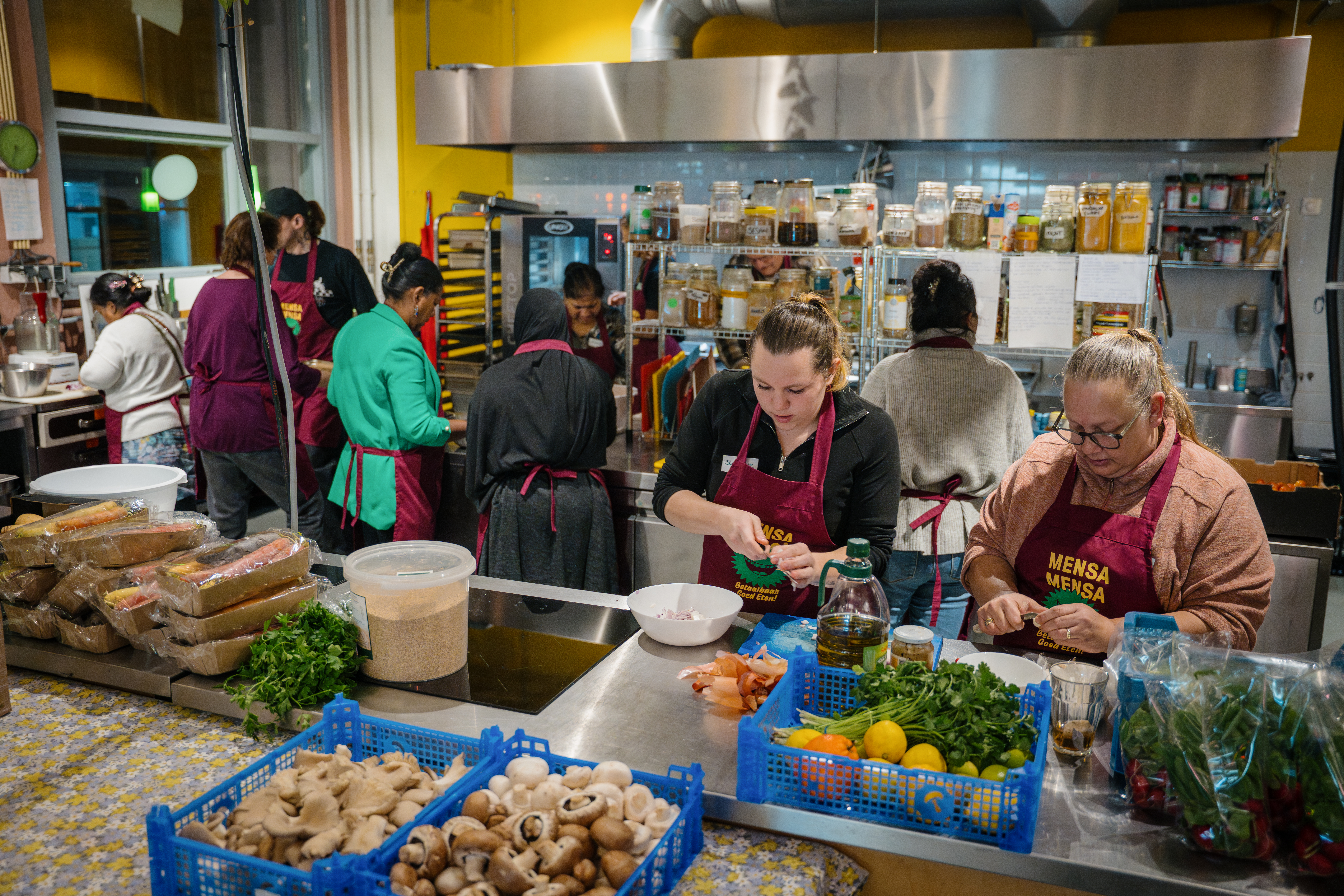 Deelnemers tijdens een kookworkshop